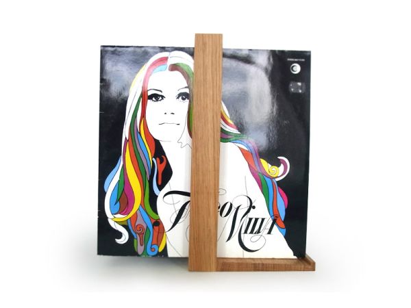 Vinyl b-Seite Plattenregal aus Eiche, das kleine b, mit Schallplatte in minimalistischem Design.